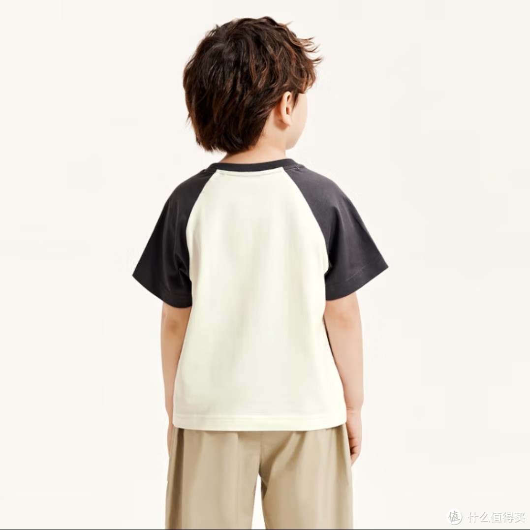 奶爸给娃买衣服，兼具实用性与趣味性